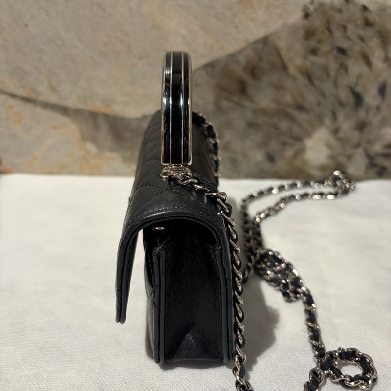 Chanel Black黑羊皮珐瑯釦手把小號Woc-2