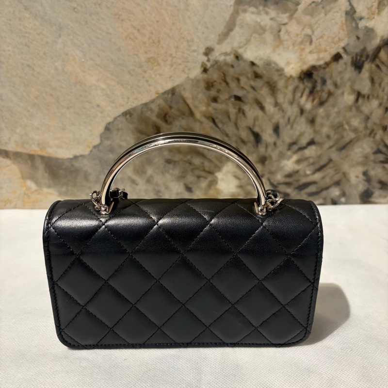 Chanel Black黑羊皮珐瑯釦手把小號Woc-3