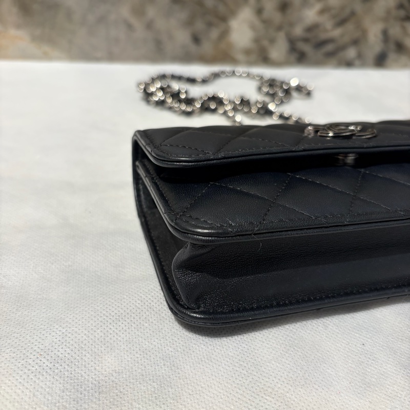 Chanel Black黑羊皮珐瑯釦手把小號Woc-5