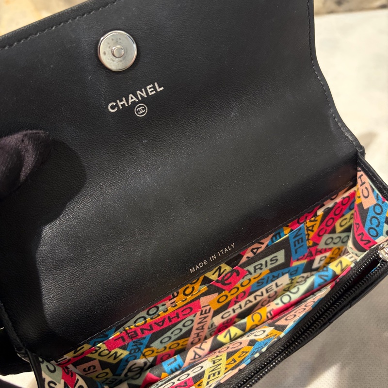 Chanel Black黑羊皮珐瑯釦手把小號Woc-9
