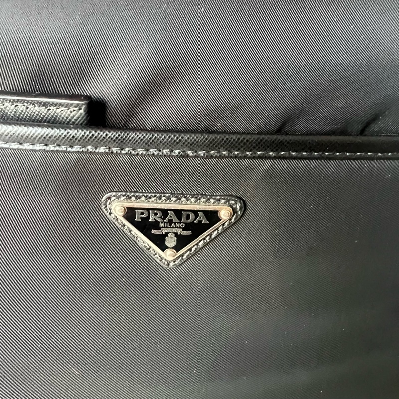 Prada 城市幹練型男三角標輕量耐刮電腦後背包-7