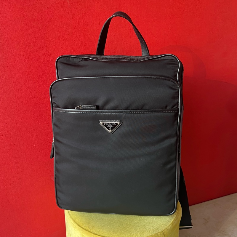 Prada 城市幹練型男三角標輕量耐刮電腦後背包-8