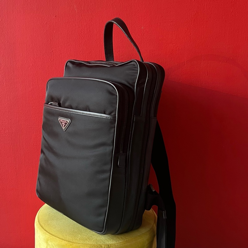 Prada 城市幹練型男三角標輕量耐刮電腦後背包-10