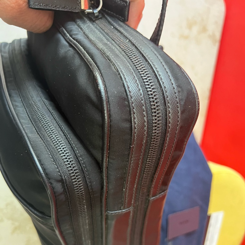 Prada 城市幹練型男三角標輕量耐刮電腦後背包-18