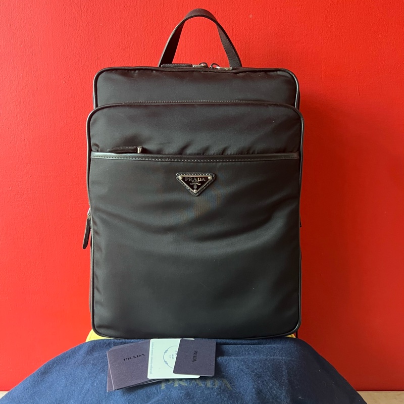 Prada 城市幹練型男三角標輕量耐刮電腦後背包-20
