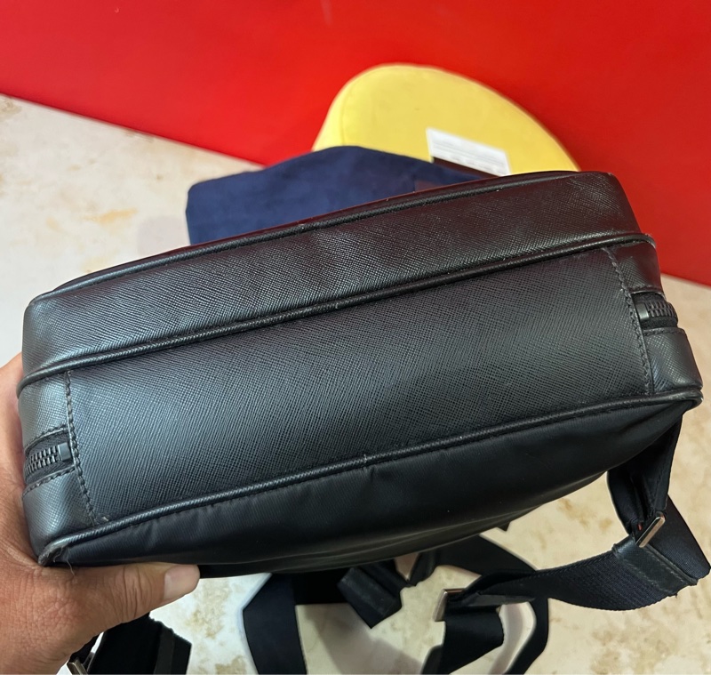 Prada 城市幹練型男三角標輕量耐刮電腦後背包-21