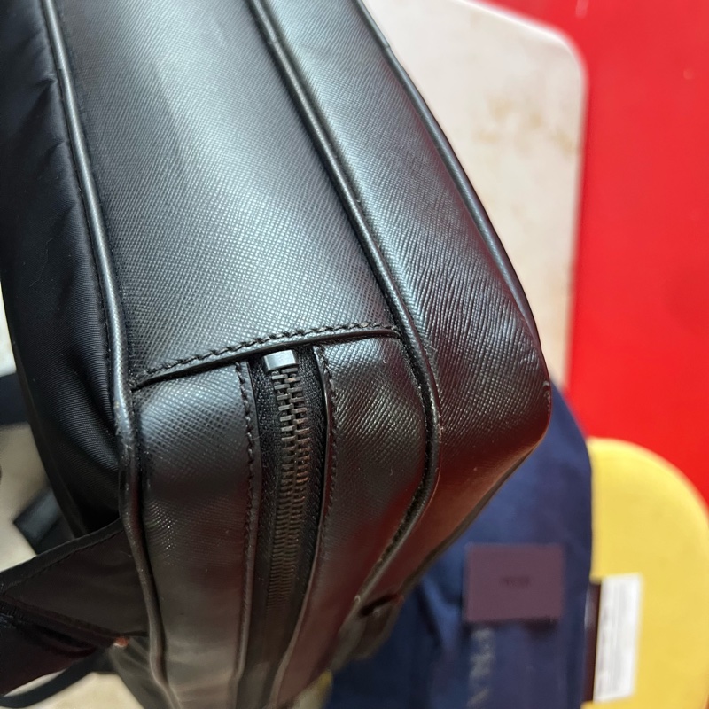 Prada 城市幹練型男三角標輕量耐刮電腦後背包-22