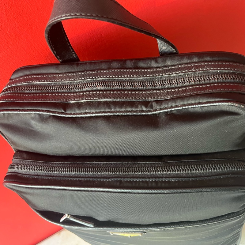 Prada 城市幹練型男三角標輕量耐刮電腦後背包-25