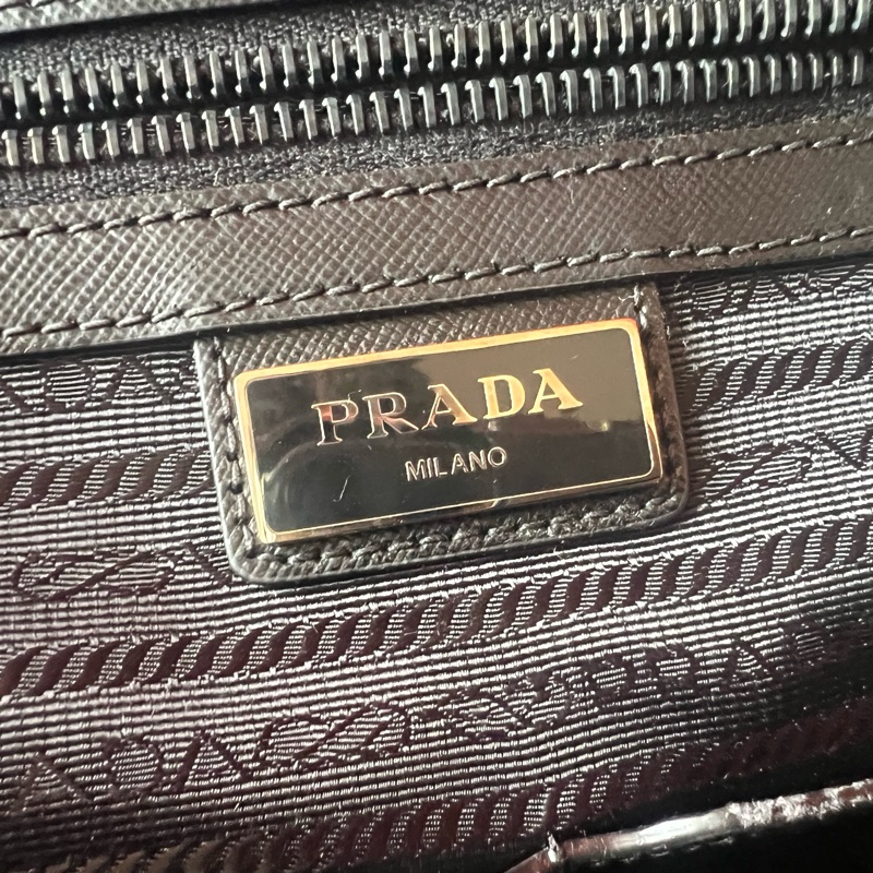 Prada 城市幹練型男三角標輕量耐刮電腦後背包-27
