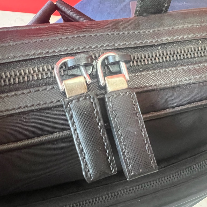 Prada 城市幹練型男三角標輕量耐刮電腦後背包-36