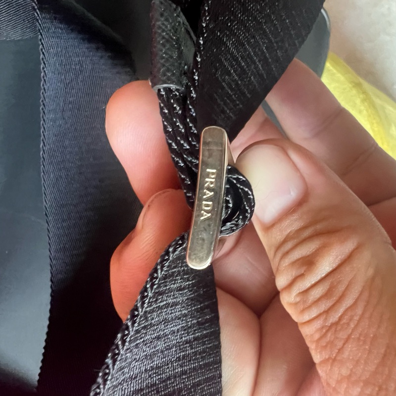 Prada 城市幹練型男三角標輕量耐刮電腦後背包-41