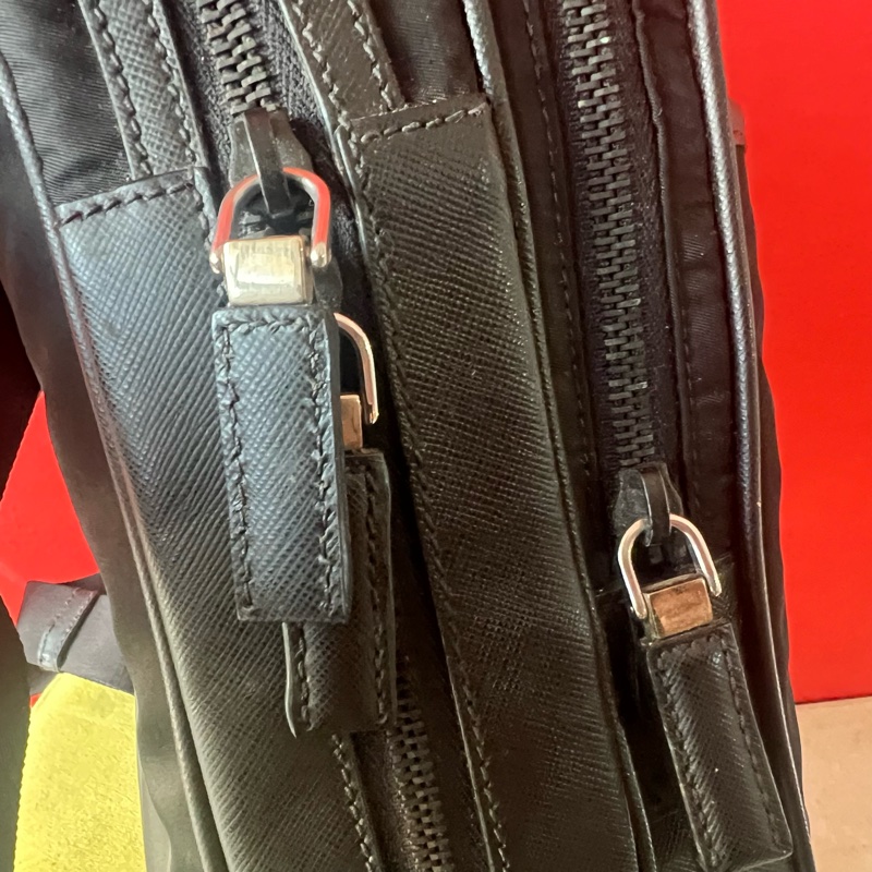 Prada 城市幹練型男三角標輕量耐刮電腦後背包-53