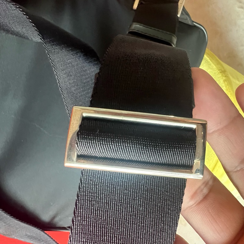 Prada 城市幹練型男三角標輕量耐刮電腦後背包-54