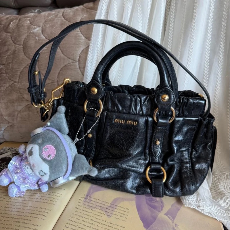 繆繆 超火 Matelasse 油蠟 皮 機車包 法棍包 腋下包  經典款 手袋 側斜包 孭背包 單肩包 斜背包包包 miu miu black vitello black shoulder bag-0