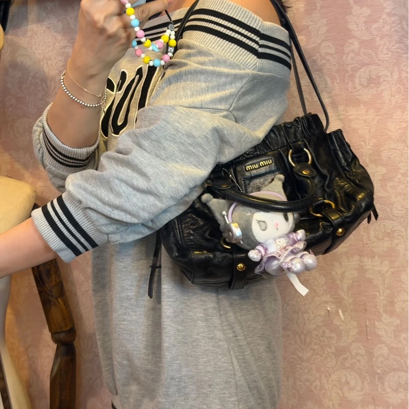 繆繆 超火 Matelasse 油蠟 皮 機車包 法棍包 腋下包  經典款 手袋 側斜包 孭背包 單肩包 斜背包包包 miu miu black vitello black shoulder bag-7