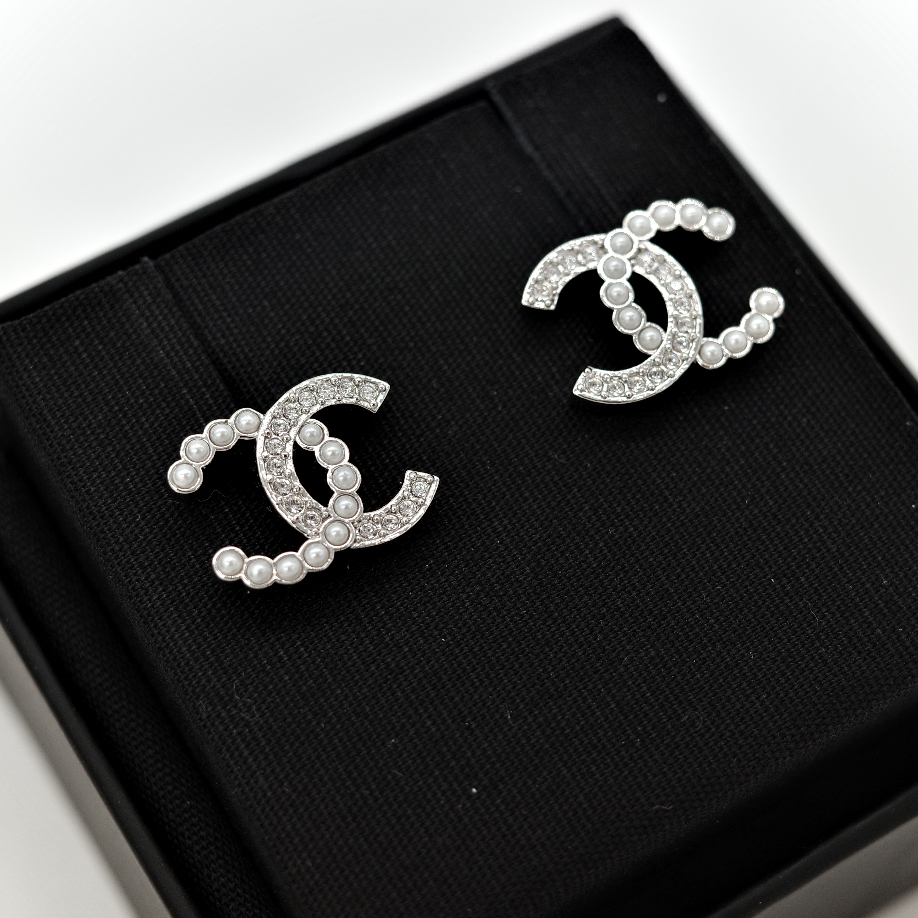 Chanel香奈兒 CC Logo 珍珠 鑽石 耳針 耳環-1