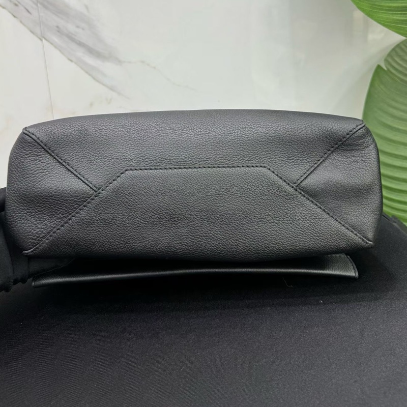Louis Vuitton 路易威登 Lockme BB黑色牛皮鏈條單肩包 全粒面牛皮質感超絕 黑銀配色 尺寸28x10x21cm-3