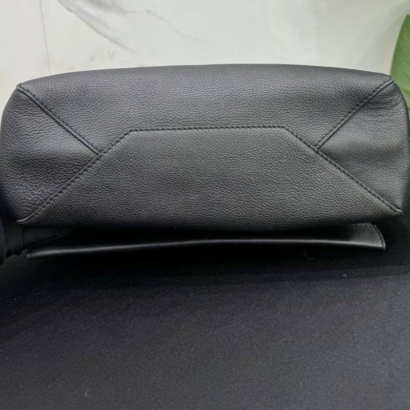 Louis Vuitton 路易威登 Lockme BB黑色牛皮鏈條單肩包 全粒面牛皮質感超絕 黑銀配色 尺寸28x10x21cm-7