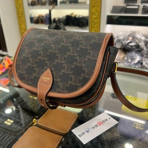 東區正精品㊣CELINE 191502BZJ 咖啡焦糖色凱旋門老花金釦釦式翻蓋斜背包鈴鼓包馬鞍包 RZ6440