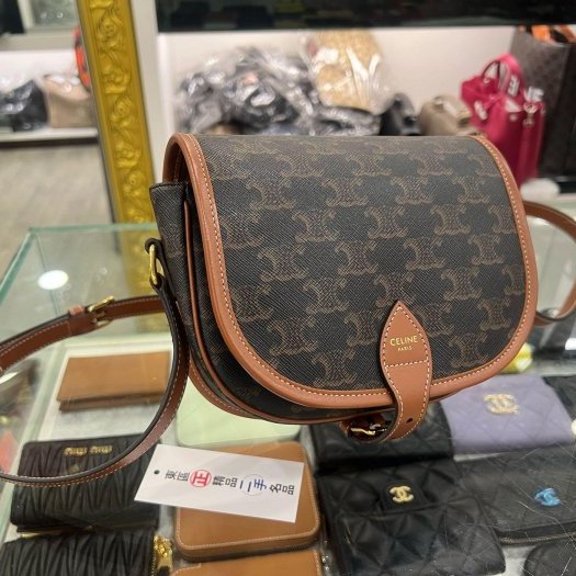東區正精品㊣CELINE 191502BZJ 咖啡焦糖色凱旋門老花金釦釦式翻蓋斜背包鈴鼓包馬鞍包 RZ6440-1