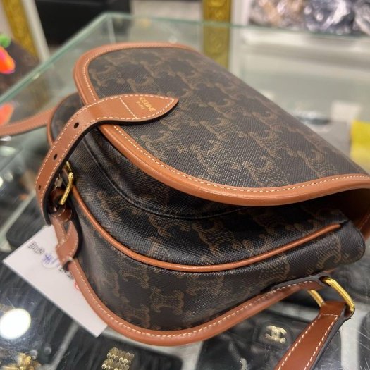 東區正精品㊣CELINE 191502BZJ 咖啡焦糖色凱旋門老花金釦釦式翻蓋斜背包鈴鼓包馬鞍包 RZ6440-4