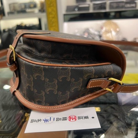 東區正精品㊣CELINE 191502BZJ 咖啡焦糖色凱旋門老花金釦釦式翻蓋斜背包鈴鼓包馬鞍包 RZ6440-5