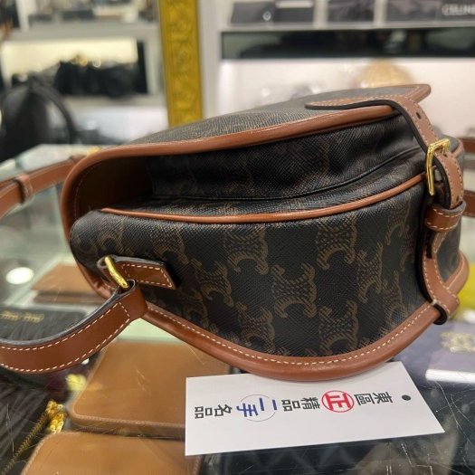 東區正精品㊣CELINE 191502BZJ 咖啡焦糖色凱旋門老花金釦釦式翻蓋斜背包鈴鼓包馬鞍包 RZ6440-6