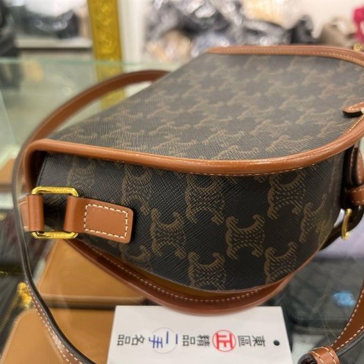 東區正精品㊣CELINE 191502BZJ 咖啡焦糖色凱旋門老花金釦釦式翻蓋斜背包鈴鼓包馬鞍包 RZ6440-7