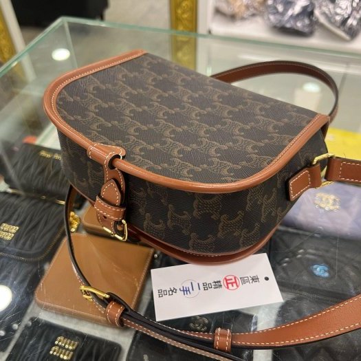 東區正精品㊣CELINE 191502BZJ 咖啡焦糖色凱旋門老花金釦釦式翻蓋斜背包鈴鼓包馬鞍包 RZ6440-8