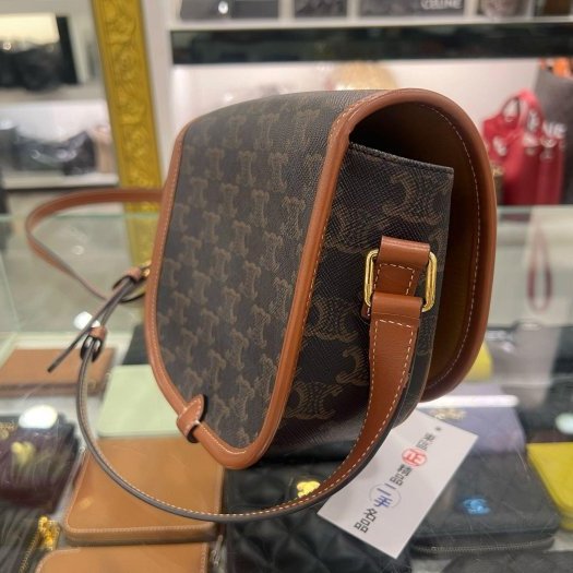 東區正精品㊣CELINE 191502BZJ 咖啡焦糖色凱旋門老花金釦釦式翻蓋斜背包鈴鼓包馬鞍包 RZ6440-9