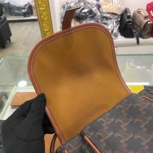 東區正精品㊣CELINE 191502BZJ 咖啡焦糖色凱旋門老花金釦釦式翻蓋斜背包鈴鼓包馬鞍包 RZ6440-10