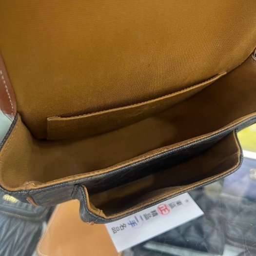 東區正精品㊣CELINE 191502BZJ 咖啡焦糖色凱旋門老花金釦釦式翻蓋斜背包鈴鼓包馬鞍包 RZ6440-11