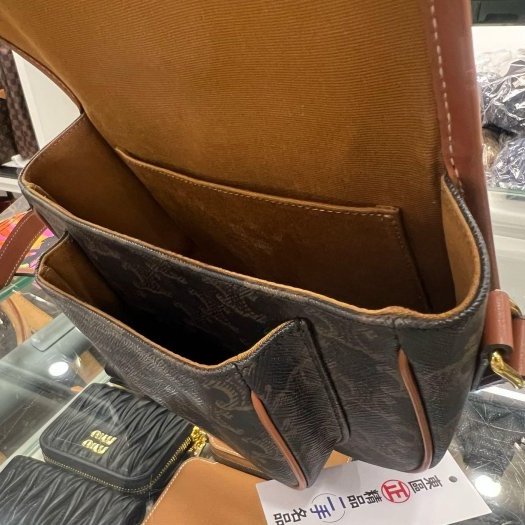 東區正精品㊣CELINE 191502BZJ 咖啡焦糖色凱旋門老花金釦釦式翻蓋斜背包鈴鼓包馬鞍包 RZ6440-12