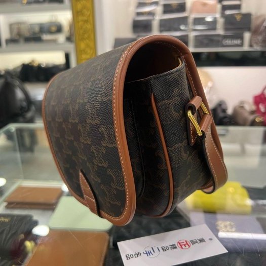 東區正精品㊣CELINE 191502BZJ 咖啡焦糖色凱旋門老花金釦釦式翻蓋斜背包鈴鼓包馬鞍包 RZ6440-13