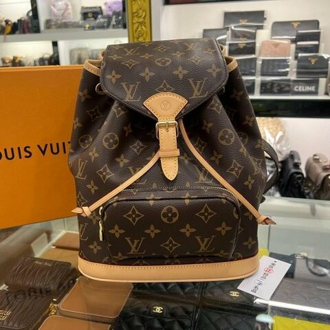 東區正精品㊣LV M11198 Montsouris PM 新款原花字紋皮革前拉鍊口袋金釦翻蓋釦式吸扣抽繩束口後背包小款 RZ6443