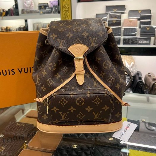 東區正精品㊣LV M11198 Montsouris PM 新款原花字紋皮革前拉鍊口袋金釦翻蓋釦式吸扣抽繩束口後背包小款 RZ6443-0
