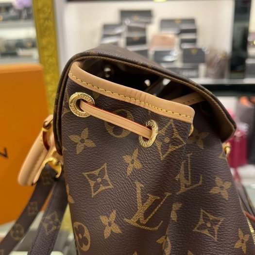 東區正精品㊣LV M11198 Montsouris PM 新款原花字紋皮革前拉鍊口袋金釦翻蓋釦式吸扣抽繩束口後背包小款 RZ6443-1