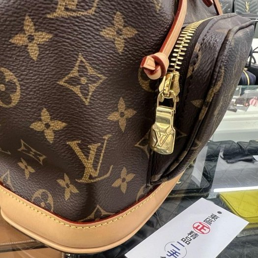 東區正精品㊣LV M11198 Montsouris PM 新款原花字紋皮革前拉鍊口袋金釦翻蓋釦式吸扣抽繩束口後背包小款 RZ6443-2