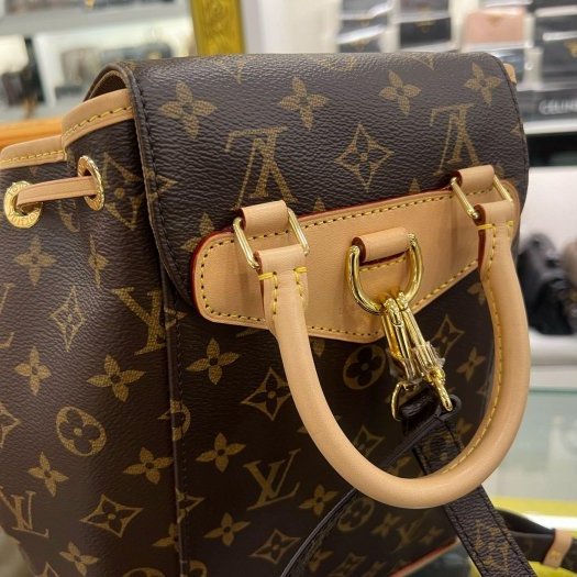 東區正精品㊣LV M11198 Montsouris PM 新款原花字紋皮革前拉鍊口袋金釦翻蓋釦式吸扣抽繩束口後背包小款 RZ6443-5