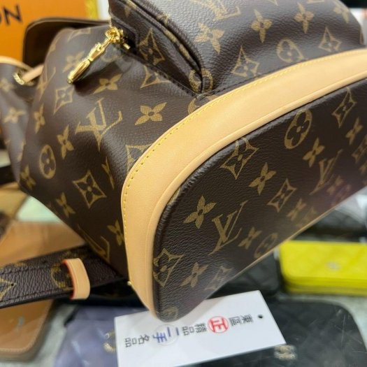 東區正精品㊣LV M11198 Montsouris PM 新款原花字紋皮革前拉鍊口袋金釦翻蓋釦式吸扣抽繩束口後背包小款 RZ6443-8