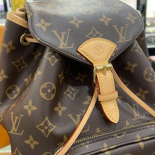 東區正精品㊣LV M11198 Montsouris PM 新款原花字紋皮革前拉鍊口袋金釦翻蓋釦式吸扣抽繩束口後背包小款 RZ6443-14