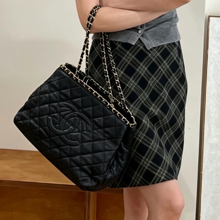 CHANEL香奈兒黑金皮穿鏈條滾邊Tote永不過時的法式奢華👗-27