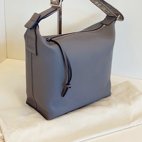 Loewe羅意威 cubi 灰色寬肩帶斜挎牛角郵差包 小號