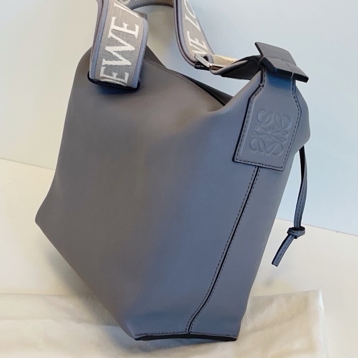 Loewe羅意威 cubi 灰色寬肩帶斜挎牛角郵差包 小號-1