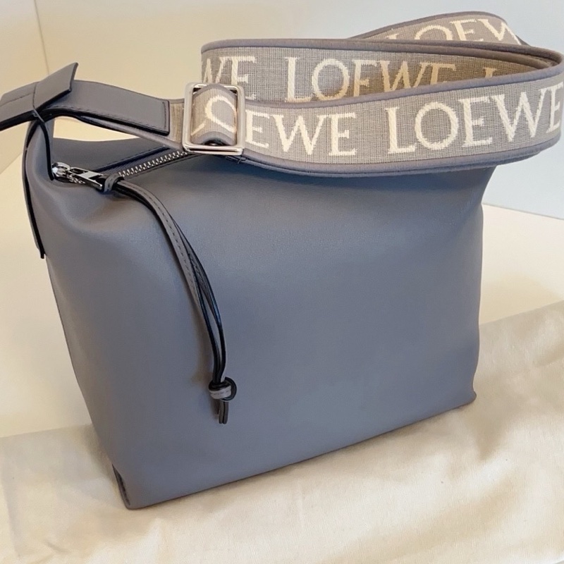 Loewe羅意威 cubi 灰色寬肩帶斜挎牛角郵差包 小號-2