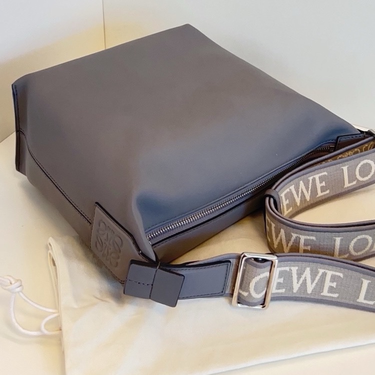Loewe羅意威 cubi 灰色寬肩帶斜挎牛角郵差包 小號-5