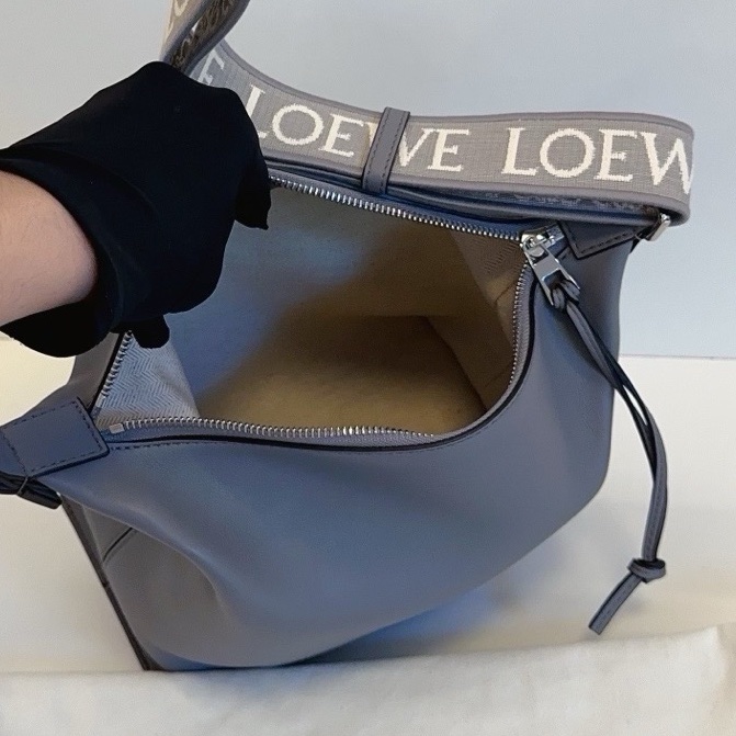 Loewe羅意威 cubi 灰色寬肩帶斜挎牛角郵差包 小號-6