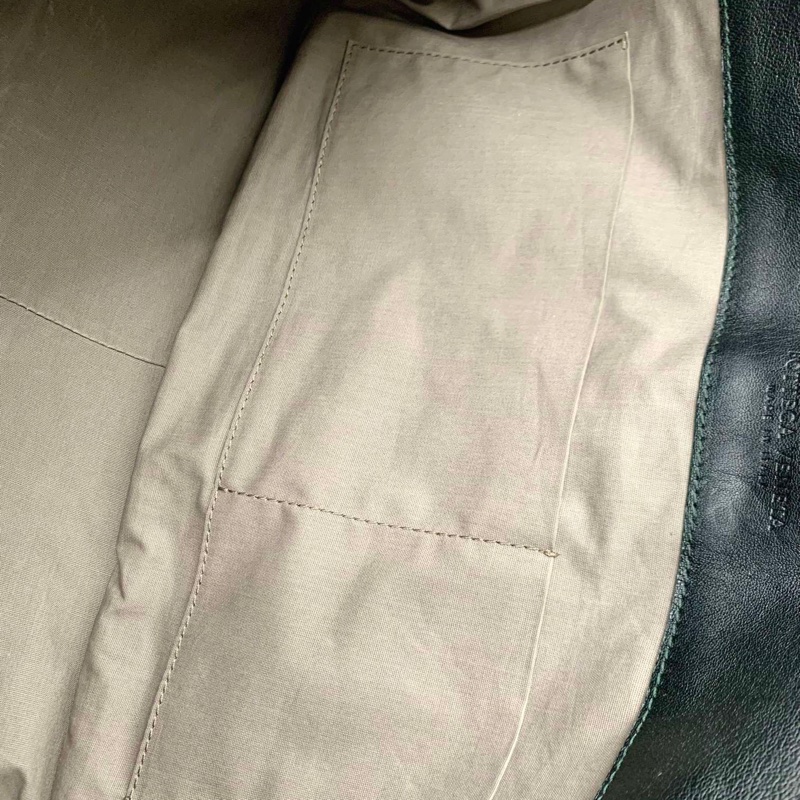 BV 葆蝶家黑色純皮編織翻蓋郵差包 男女同款-13