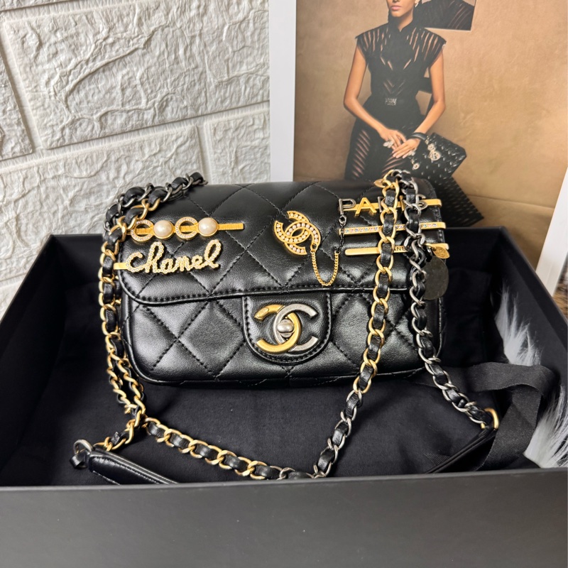 CHANEL 限量徽章包小號-0