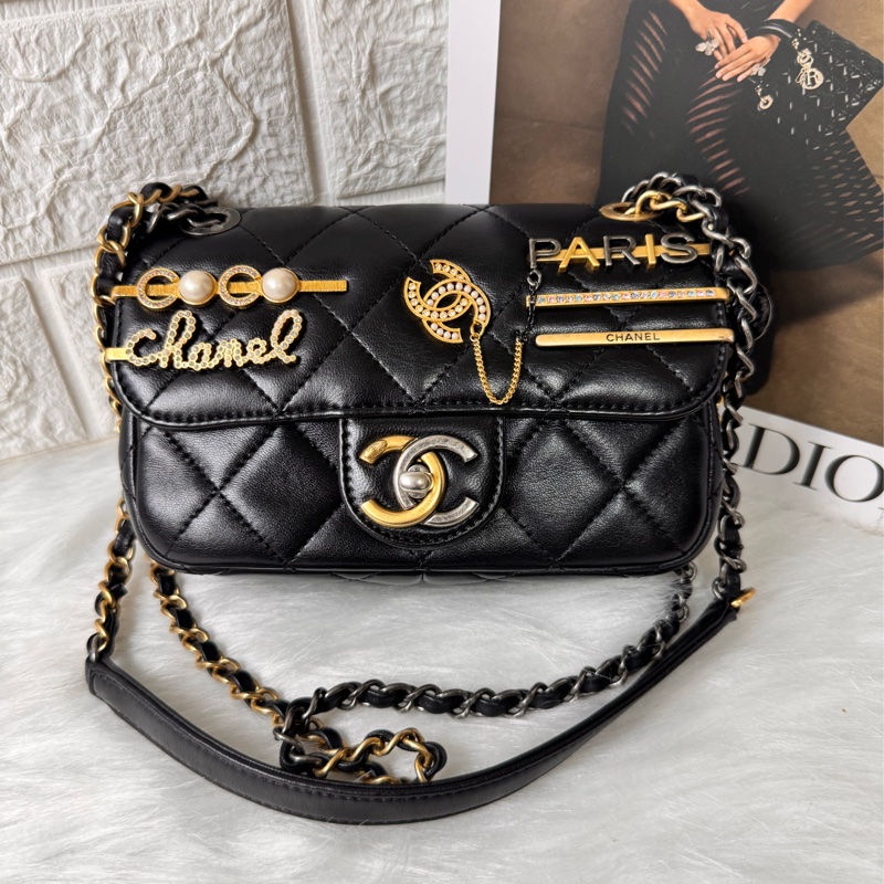 CHANEL 限量徽章包小號-1